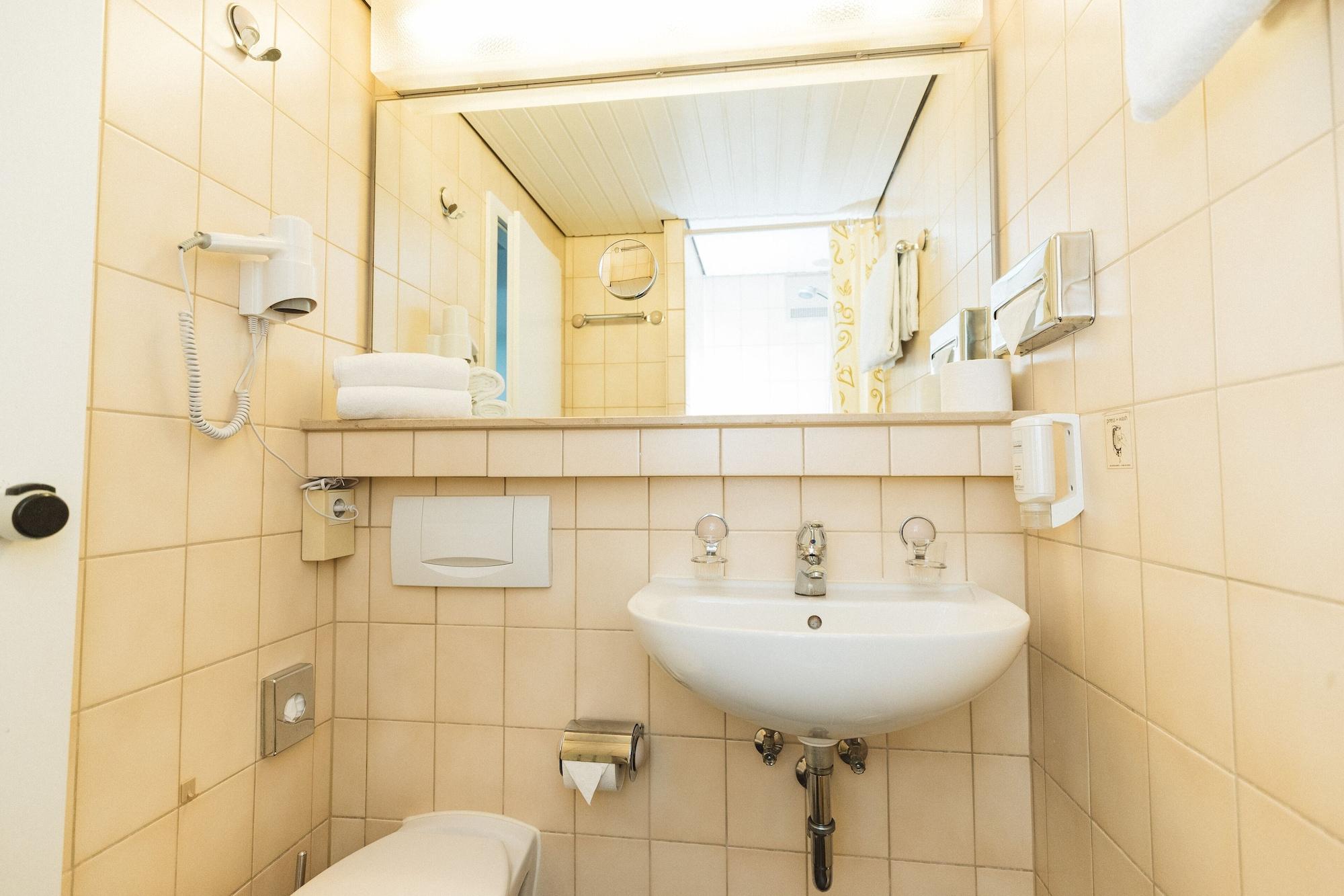 Terminal Hotel Koeln Екстериор снимка