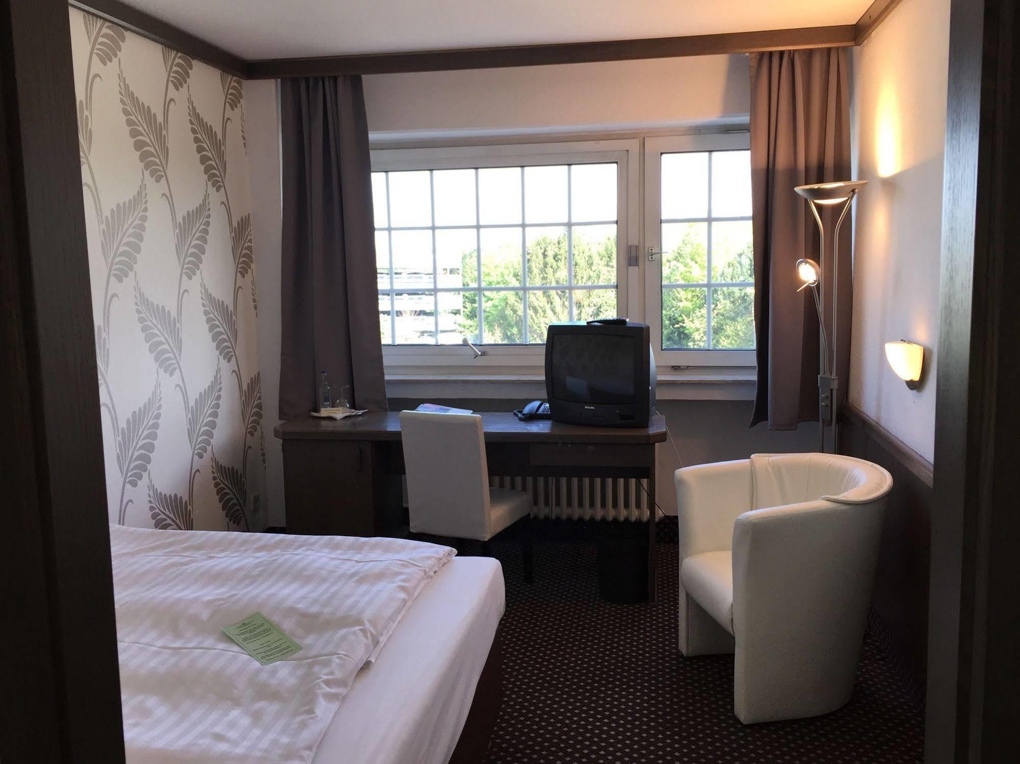 Terminal Hotel Koeln Екстериор снимка