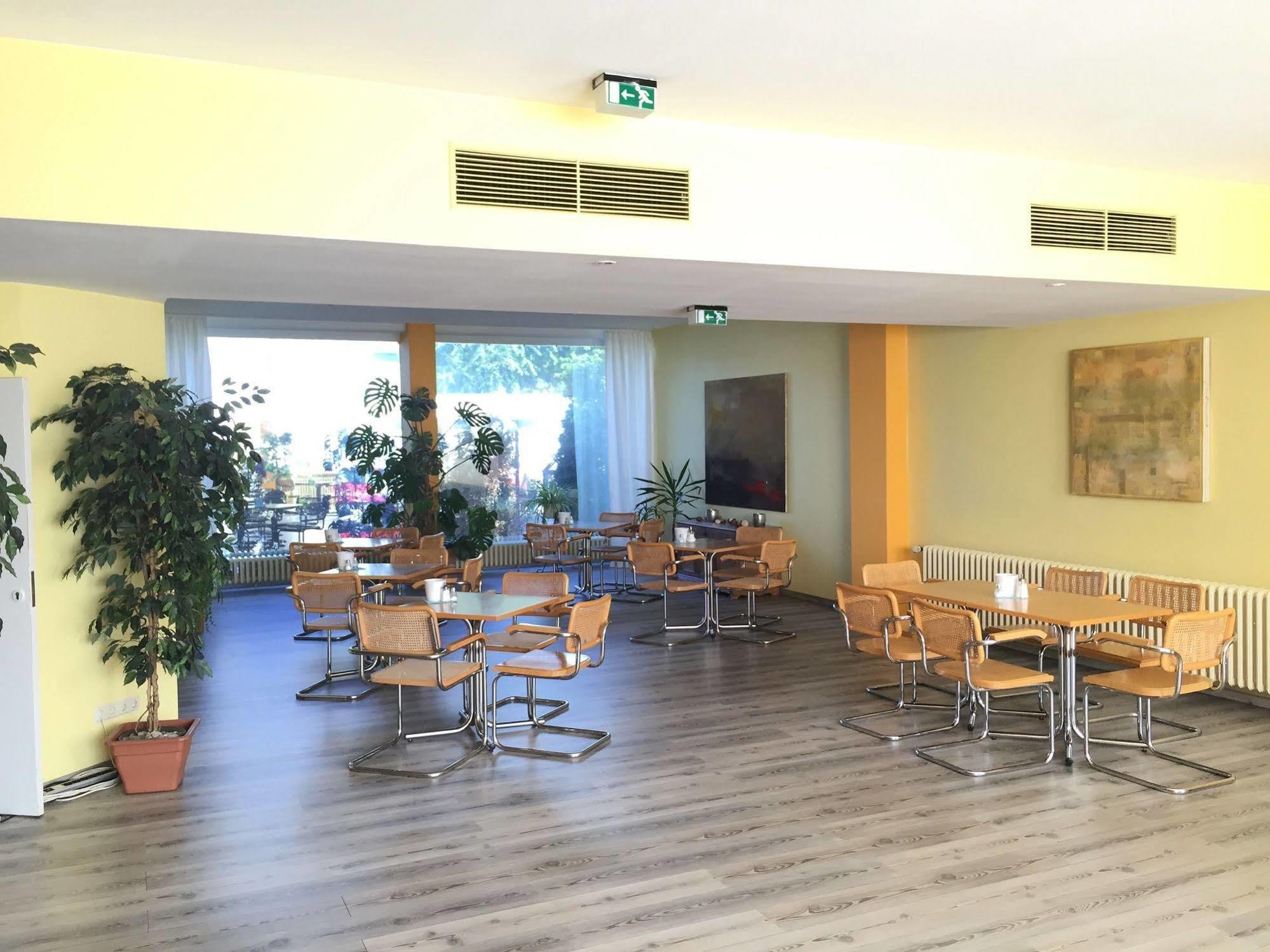 Terminal Hotel Koeln Екстериор снимка