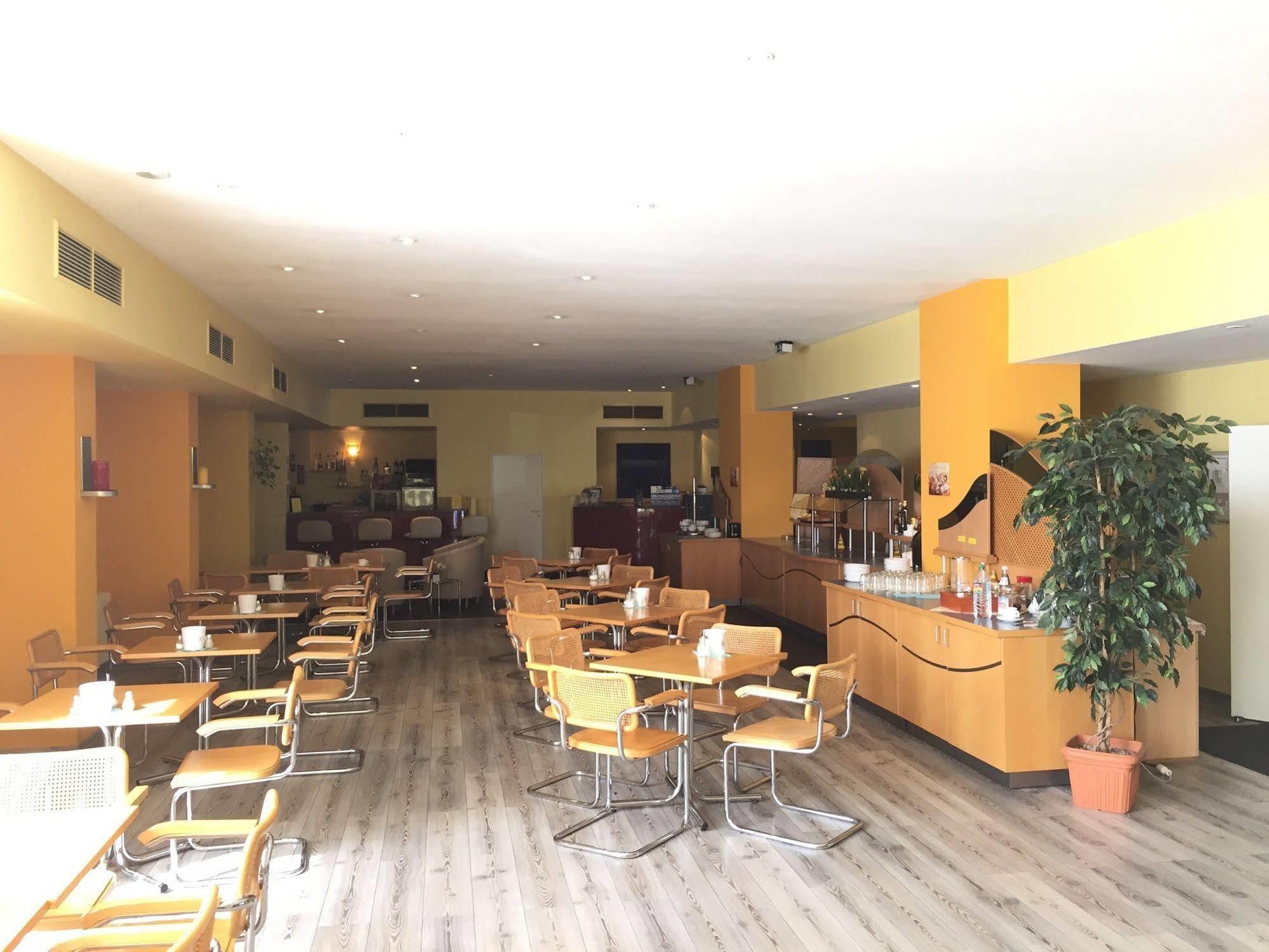 Terminal Hotel Koeln Екстериор снимка